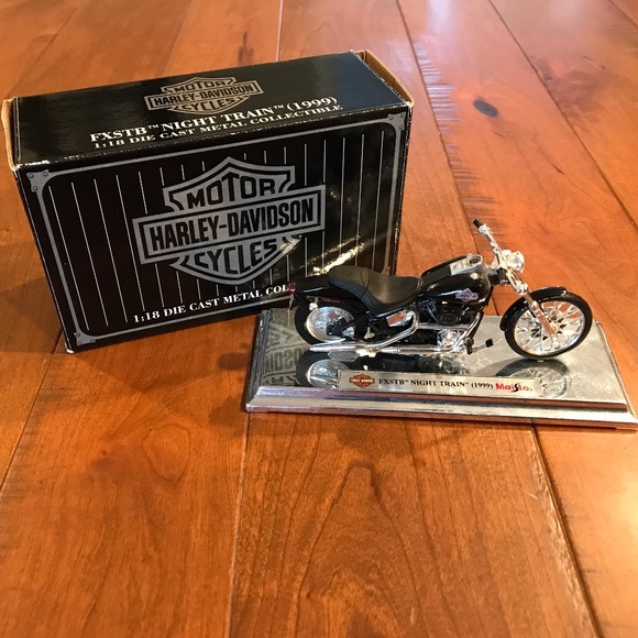 HARLEY-DAVIDSON BY AVON AUGUST 1999 1:18 DIE CAST FXSTB NIGHT TRAIN METAL COLLE - Picture 1 of 10